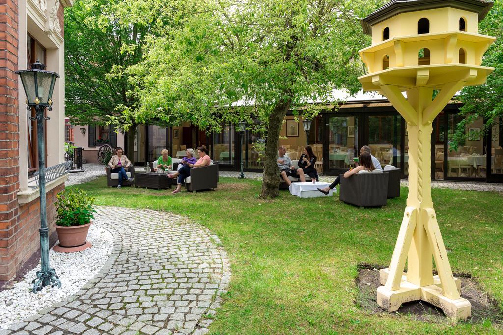 Hotel Schwarzer Adler Tangermünde Exteriör bild
