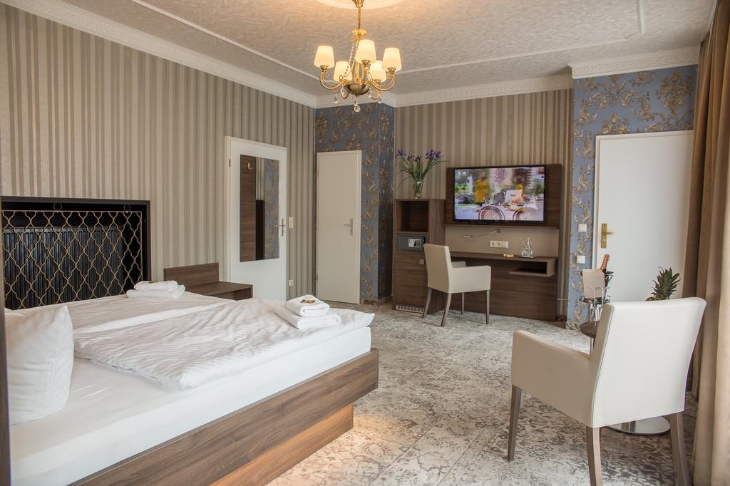 Hotel Schwarzer Adler Tangermünde Exteriör bild