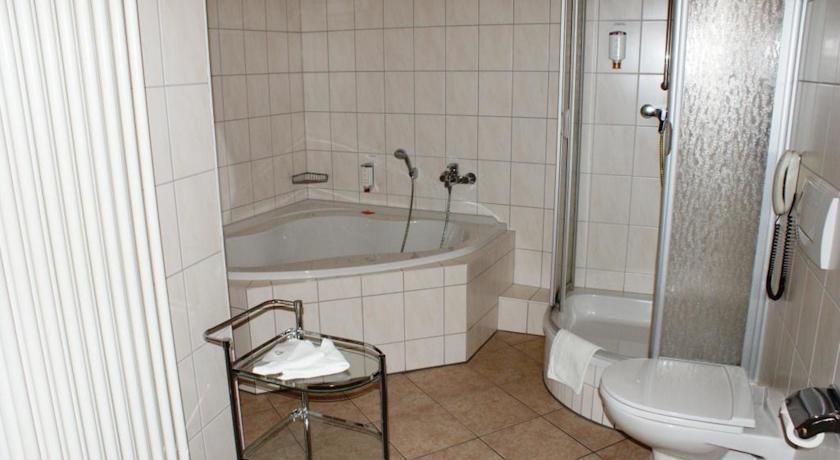 Hotel Schwarzer Adler Tangermünde Rum bild